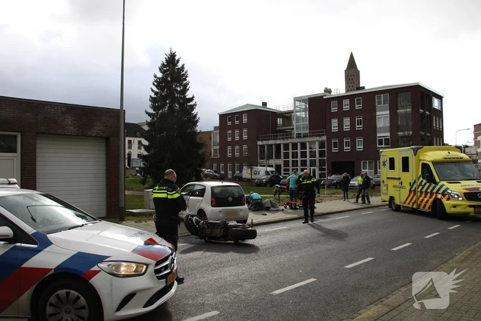 Motorrijder gewond bij botsing met auto