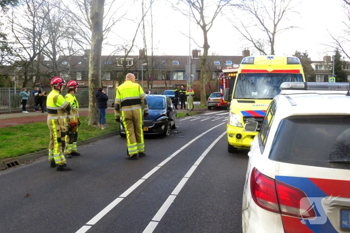 Twee personenwagens botsen frontaal