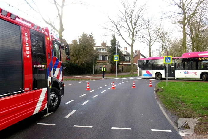 Twee personenwagens botsen frontaal