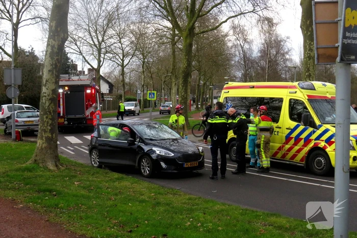 Twee personenwagens botsen frontaal