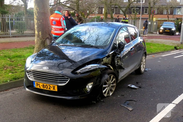 Twee personenwagens botsen frontaal