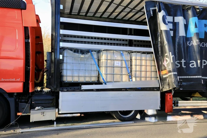 Vrachtwagen lekt vloeistof na ongeval
