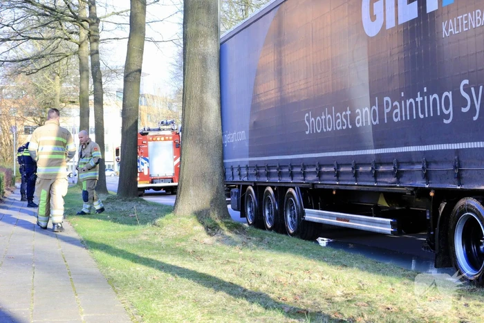 Vrachtwagen lekt vloeistof na ongeval
