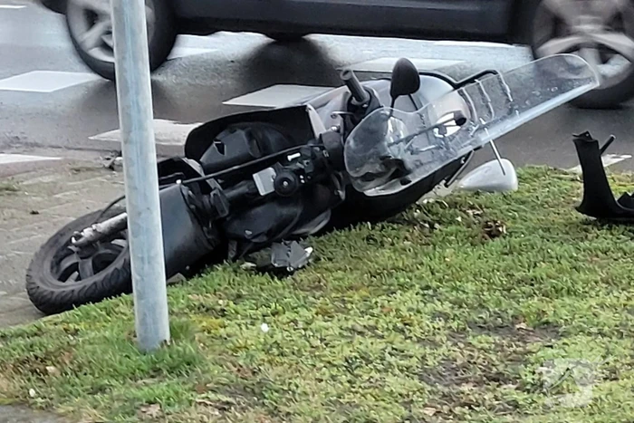Scooterrijder gewond bij aanrijding met auto
