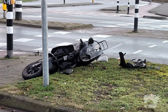 Scooterrijder gewond bij aanrijding met auto
