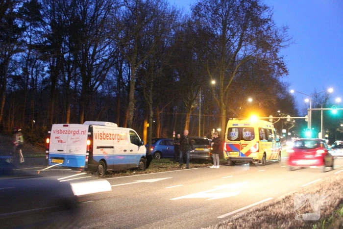 Bestelbus crasht tegen boom
