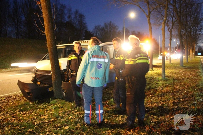 Bestelbus crasht tegen boom