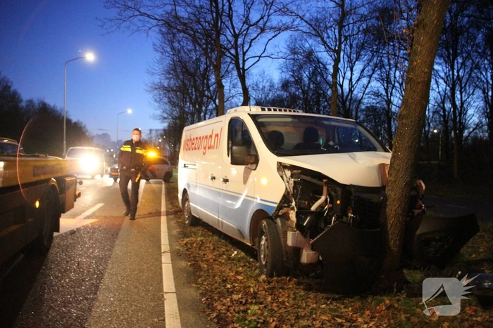 Bestelbus crasht tegen boom