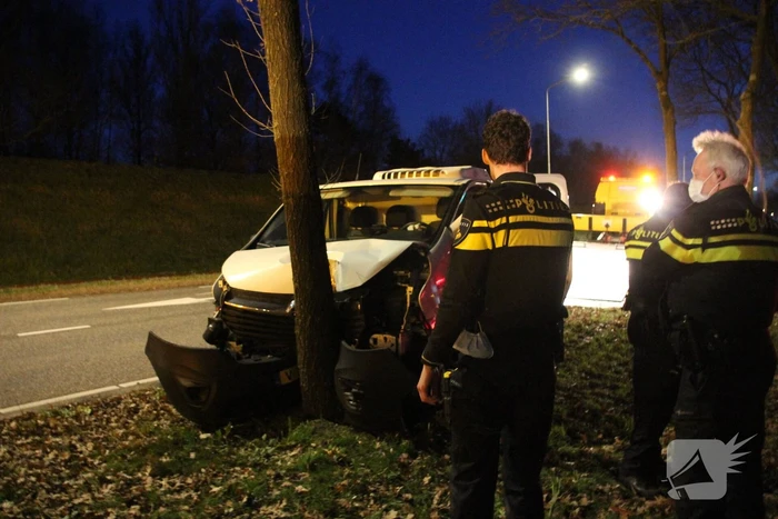 Bestelbus crasht tegen boom