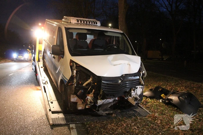 Bestelbus crasht tegen boom