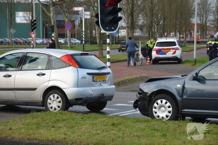 Automobilist botst op voorganger bij stoplicht
