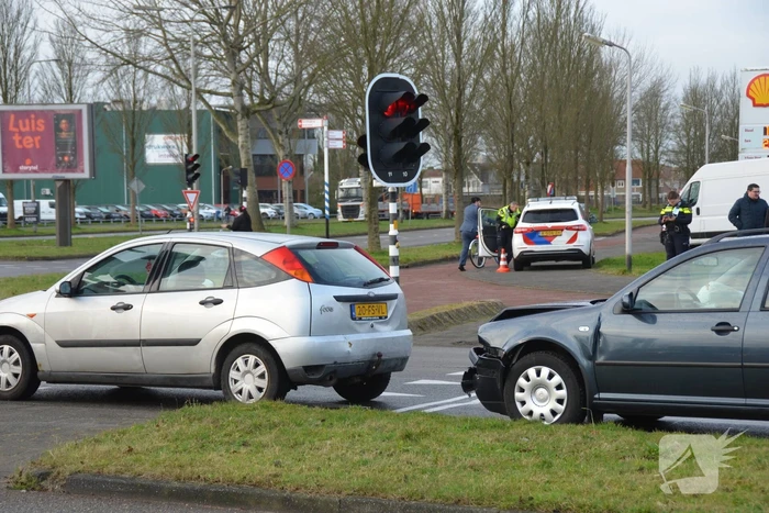 Automobilist botst op voorganger bij stoplicht