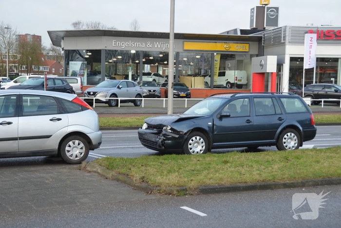 Automobilist botst op voorganger bij stoplicht