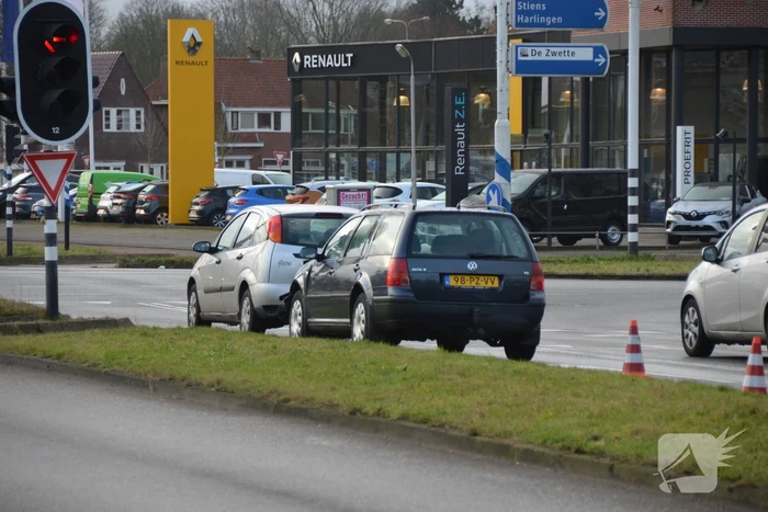 Automobilist botst op voorganger bij stoplicht