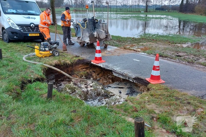 Weiland onder water door geknapte transportwaterleiding