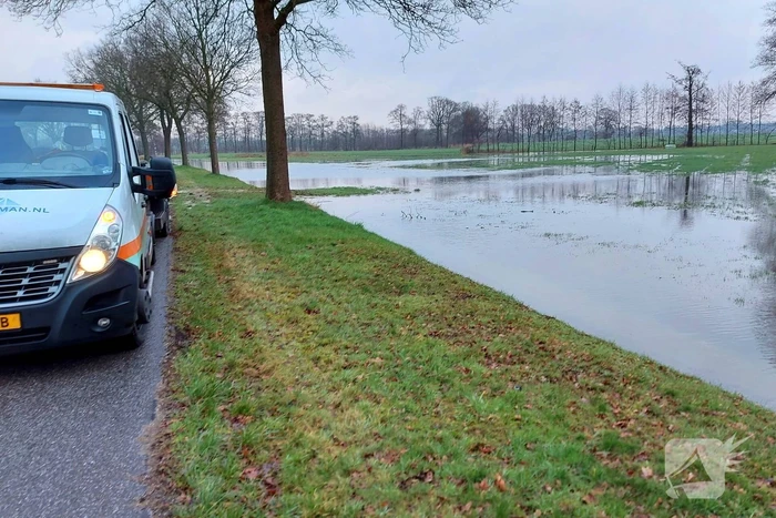 Weiland onder water door geknapte transportwaterleiding