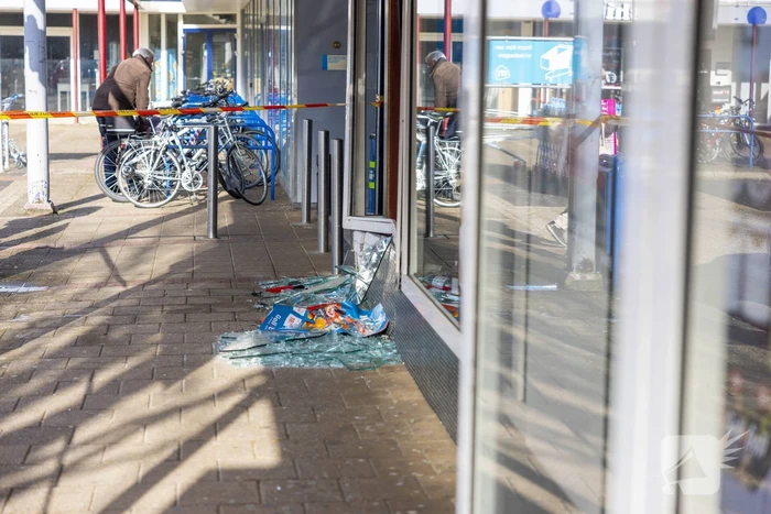 Automobilist rijdt met auto Gall Gall slijterij binnen