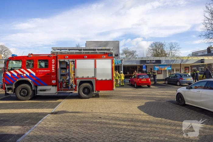 Automobilist rijdt met auto Gall Gall slijterij binnen