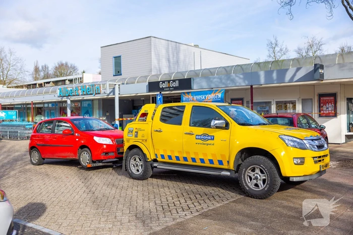 Automobilist rijdt met auto Gall Gall slijterij binnen