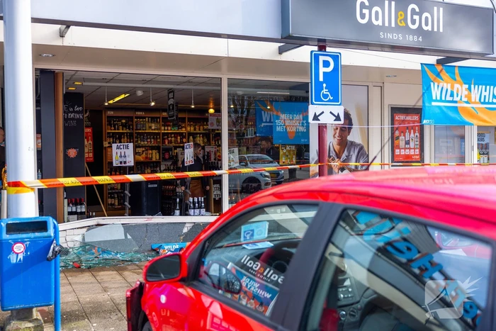 Automobilist rijdt met auto Gall Gall slijterij binnen