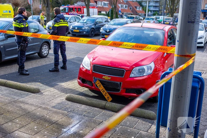 Automobilist rijdt met auto Gall Gall slijterij binnen