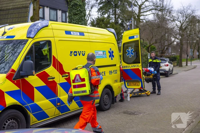 Traumahelikopter trekt veel bekijks met landing op voetbalveld