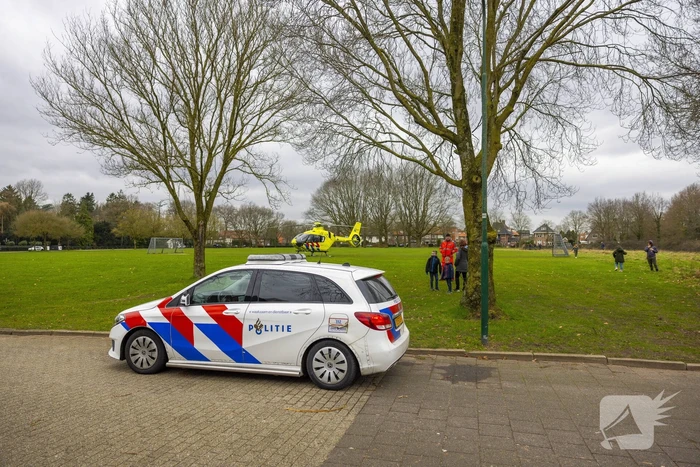 Traumahelikopter trekt veel bekijks met landing op voetbalveld