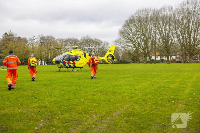 Traumahelikopter trekt veel bekijks met landing op voetbalveld