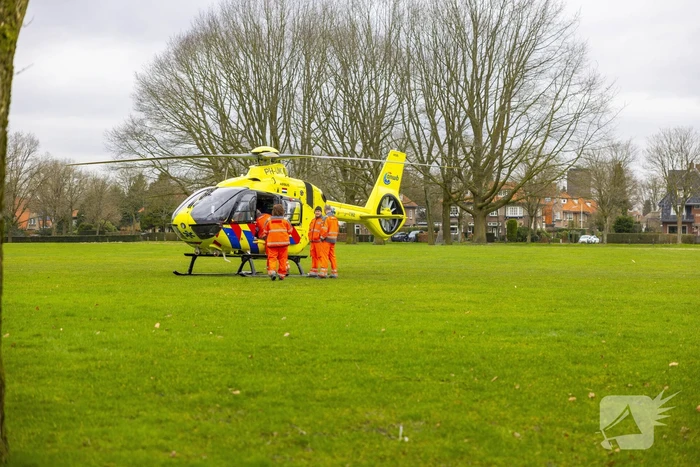 Traumahelikopter trekt veel bekijks met landing op voetbalveld