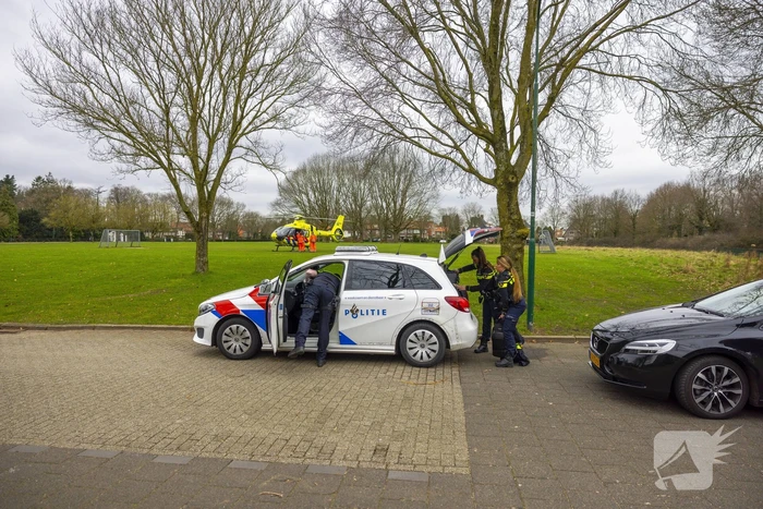 Traumahelikopter trekt veel bekijks met landing op voetbalveld