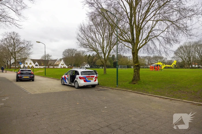 Traumahelikopter trekt veel bekijks met landing op voetbalveld