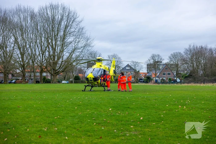 Traumahelikopter trekt veel bekijks met landing op voetbalveld