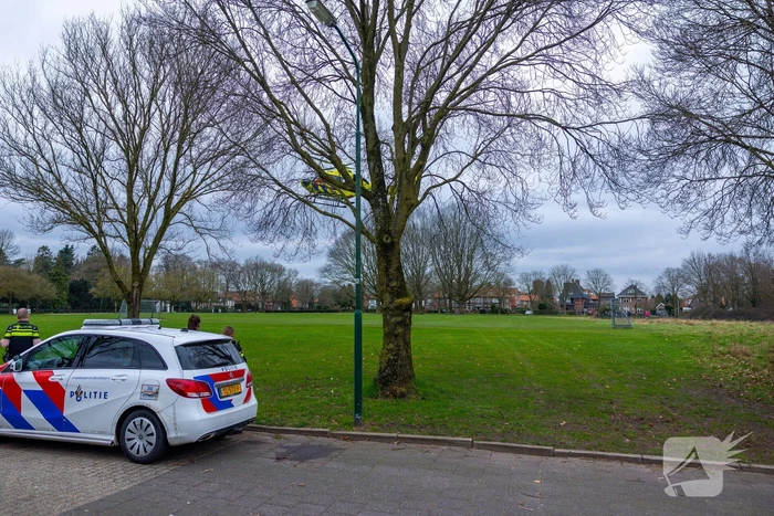 Traumahelikopter trekt veel bekijks met landing op voetbalveld