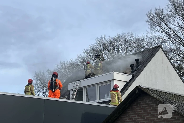 Veel rook bij brand op zolder van woning