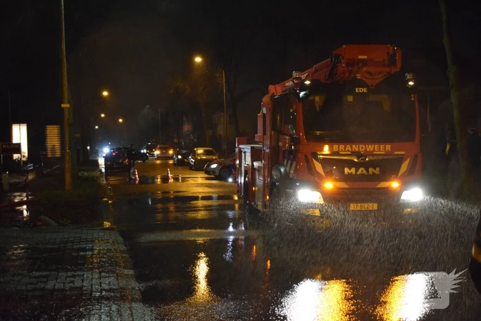 Brandweer blust brand in brokkenpers machine