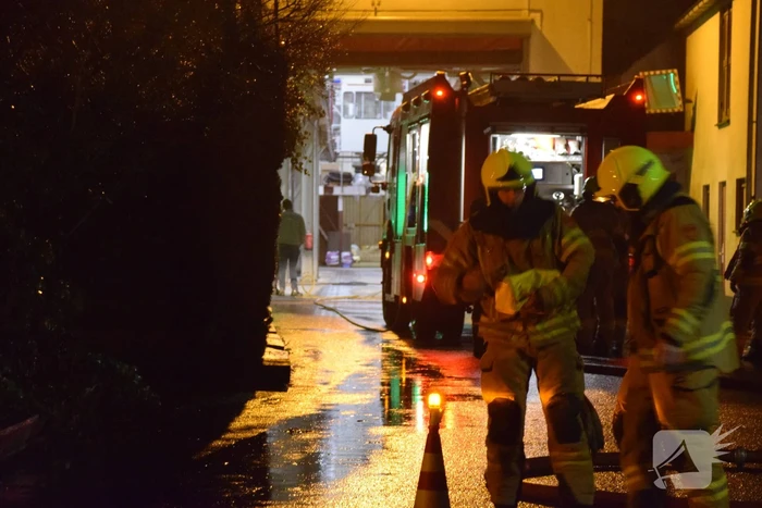 Brandweer blust brand in brokkenpers machine