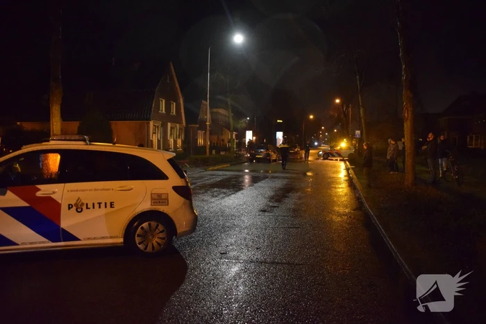 Brandweer blust brand in brokkenpers machine