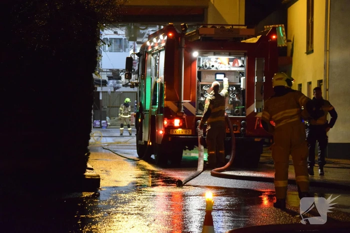Brandweer blust brand in brokkenpers machine