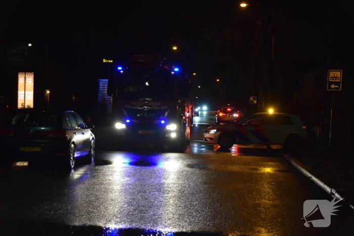Brandweer blust brand in brokkenpers machine