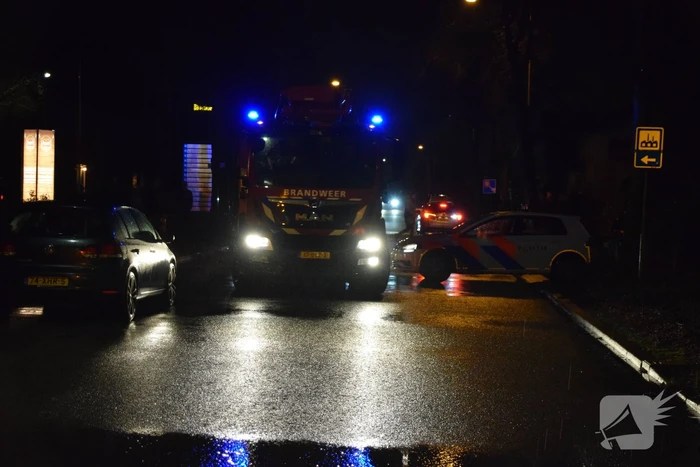 Brandweer blust brand in brokkenpers machine