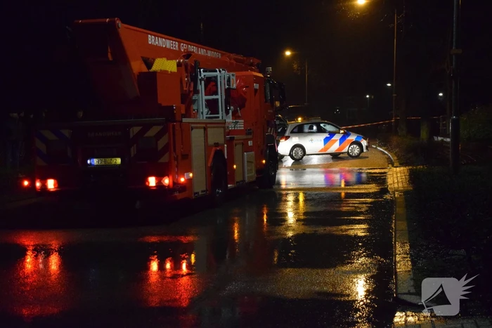Brandweer blust brand in brokkenpers machine