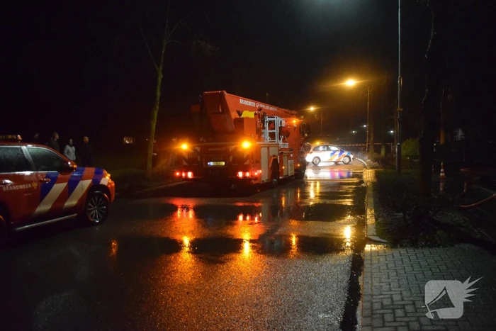 Brandweer blust brand in brokkenpers machine
