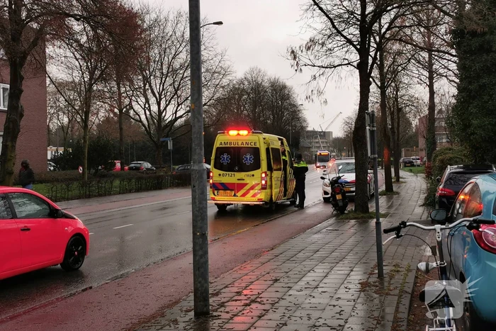 Vrouw op brommer gaat onderuit