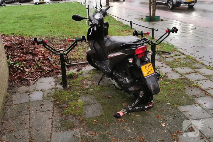 Vrouw op brommer gaat onderuit