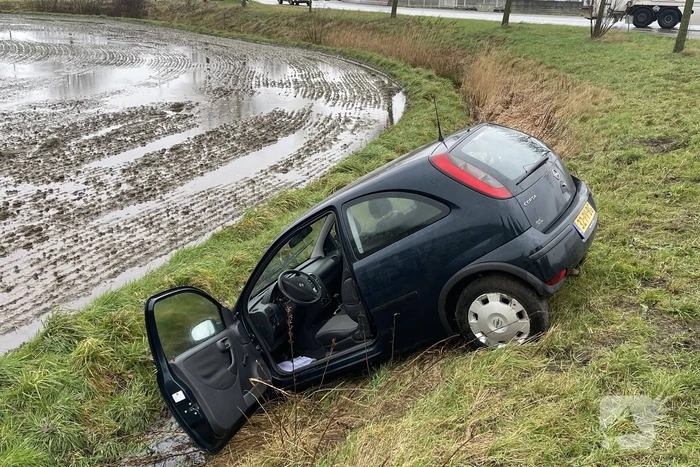Auto raakt van de weg en belandt in sloot