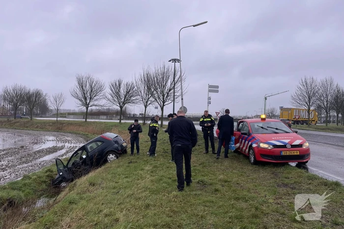 Auto raakt van de weg en belandt in sloot