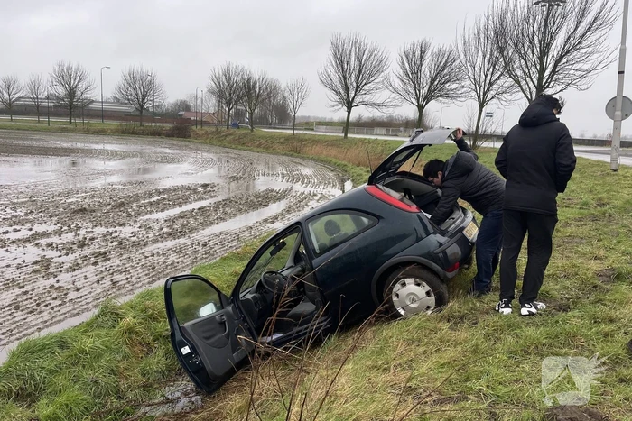 Auto raakt van de weg en belandt in sloot