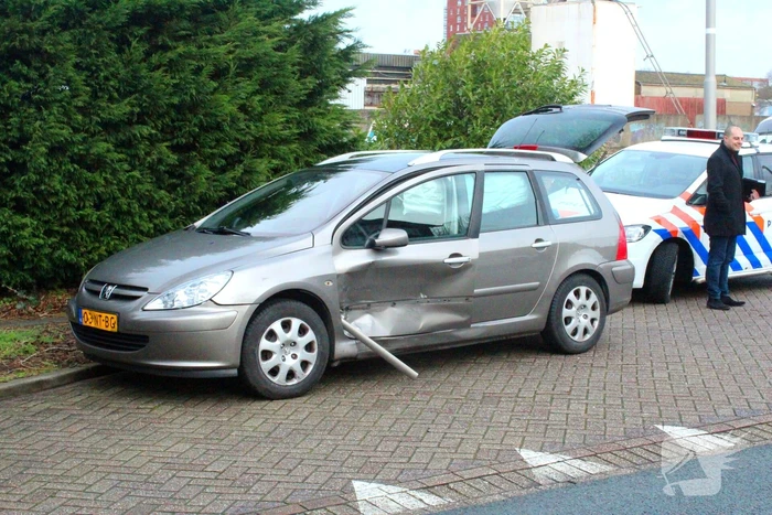 Automobilist verlaat tankstation en botst op andere weggebruiker