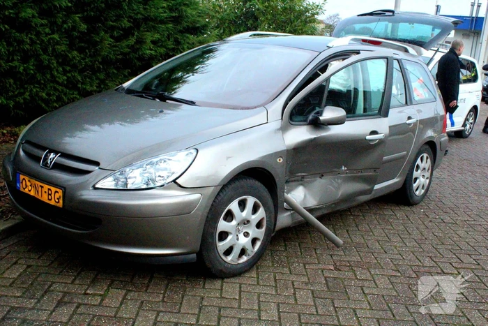 Automobilist verlaat tankstation en botst op andere weggebruiker