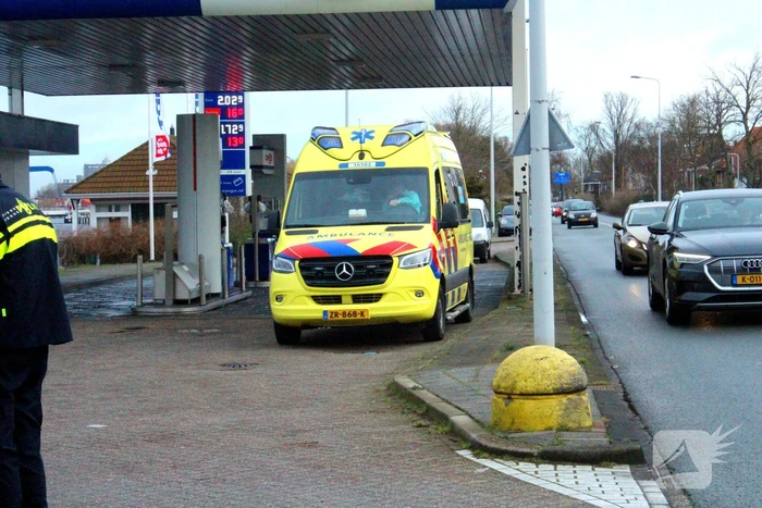 Automobilist verlaat tankstation en botst op andere weggebruiker